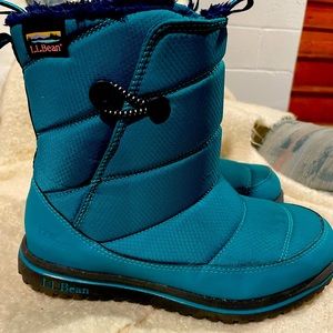 Child’s lined LLBean snow boot deep aqua blue with navy lining